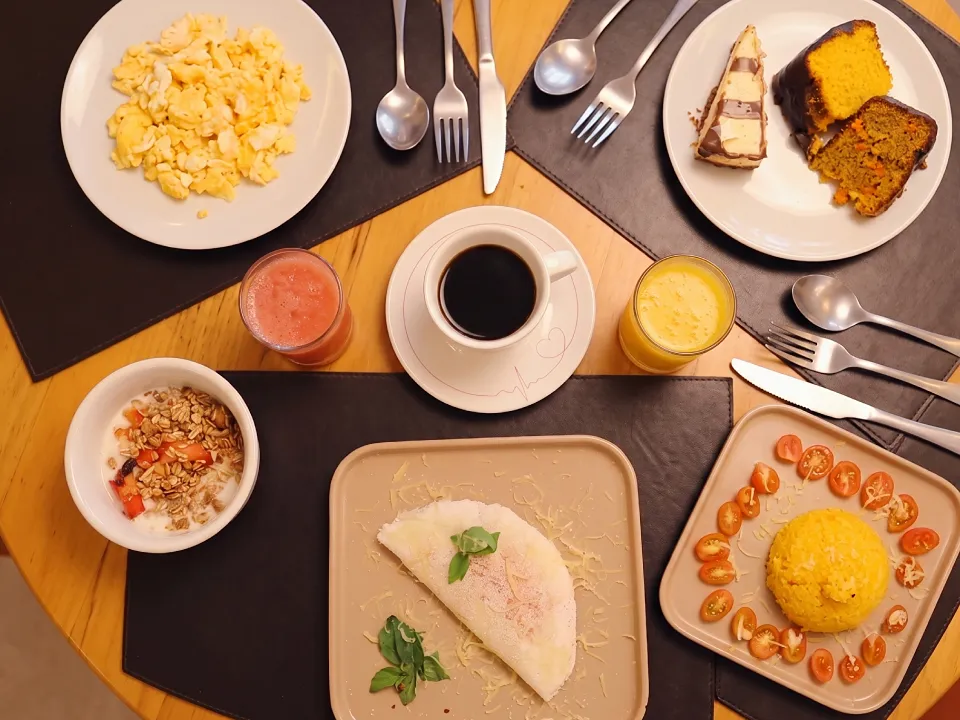 Mesa de café da manhã no Café do Beco, em Jericoacoara, com pães, frutas e café coado