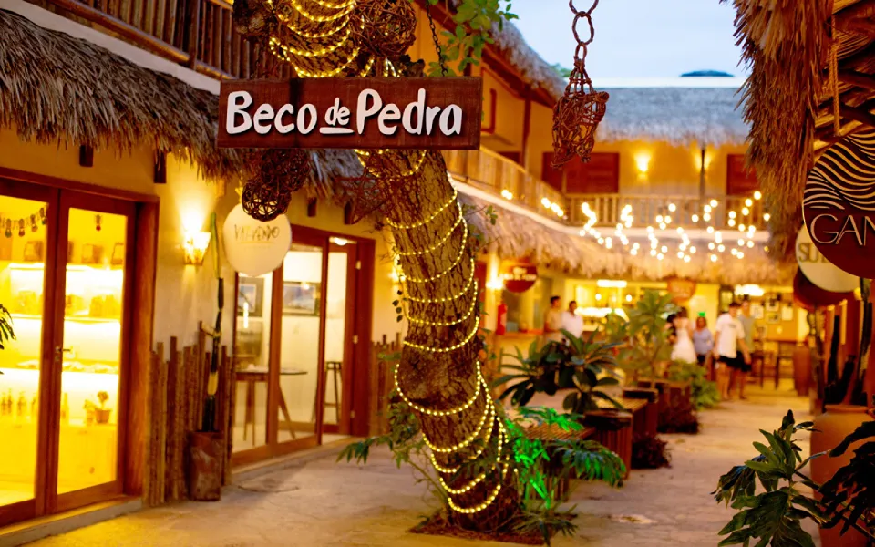 Entrada do Café do Beco no térreo da Galeria Beco de Pedra, no Beco do Forró, Jericoacoara